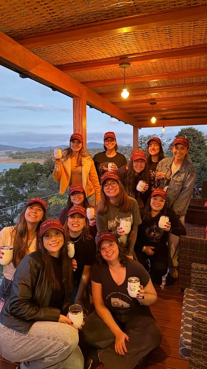 Leitoras reunidas em uma varanda de madeira