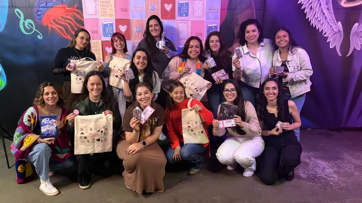Grupo grande de leitoras em um evento de livros