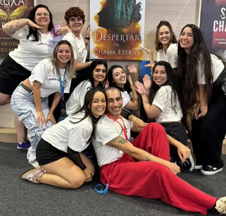 Grupo de leitoras posando juntas e sorrindo