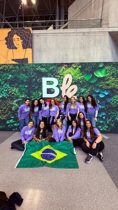 Baddies na Bienal com a bandeira do Brasil