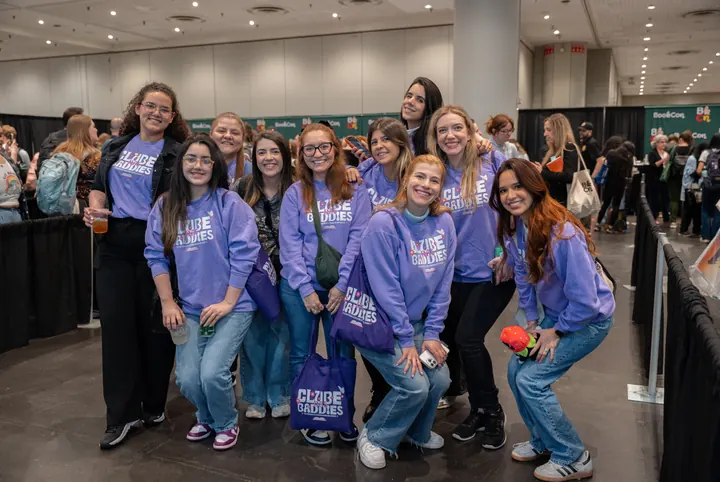 Baddies com camisetas lilás em um evento
